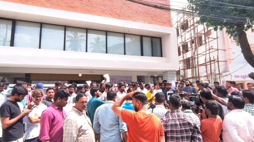 Group 1 aspirants protesting against TGPSC at Ashok Nagar in Telangana